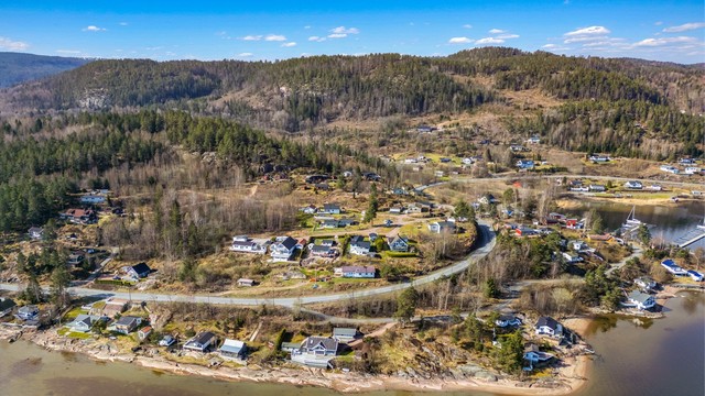 Svelvik sentrum er ca. 8 minutter unna, og har de fleste servicetilbud.