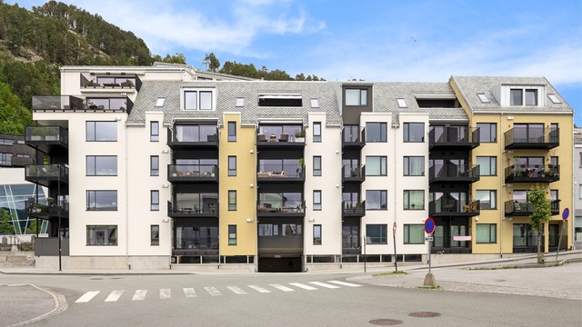 Det medfølger én parkeringsplass i felles garasjeanlegg i underetasjen.