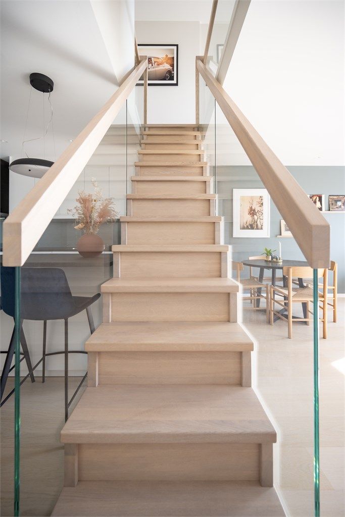 Trappen leder opp til leilighetens mer private del i fjerde etasje.