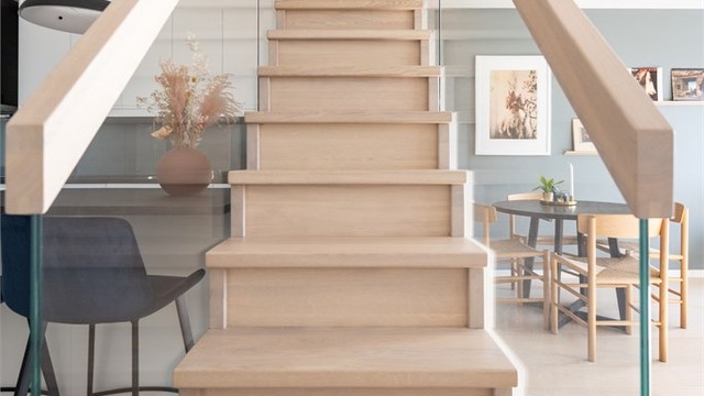 Trappen leder opp til leilighetens mer private del i fjerde etasje.