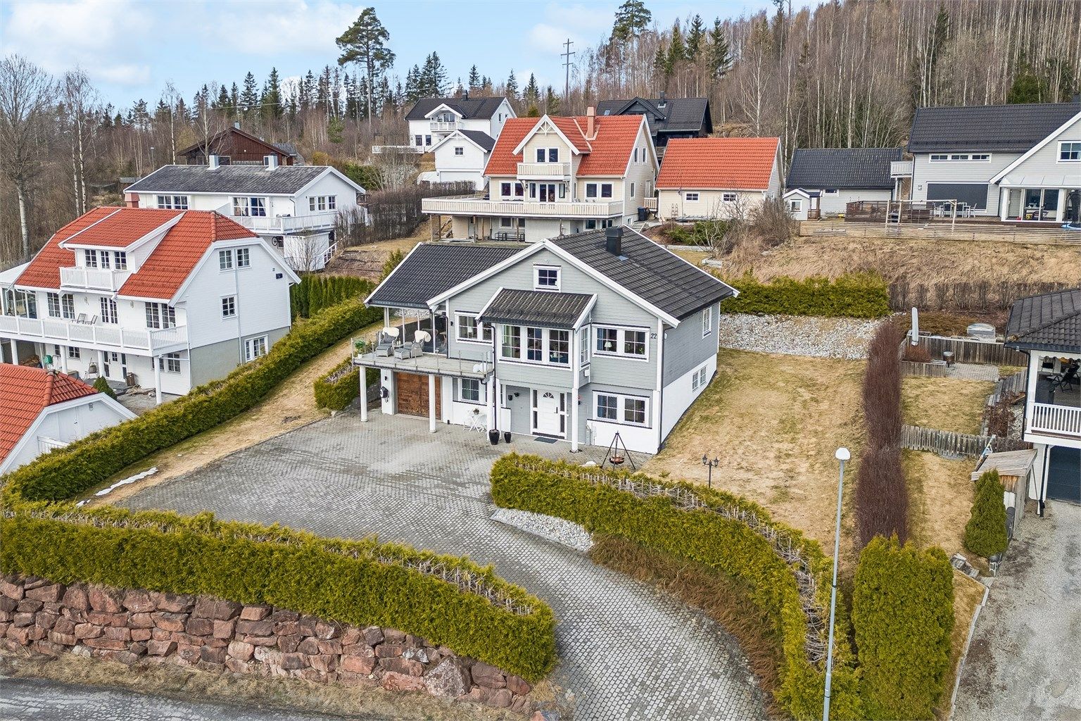 Fasade og innkjørsel