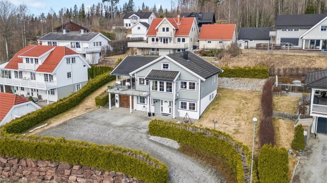 Fasade og innkjørsel