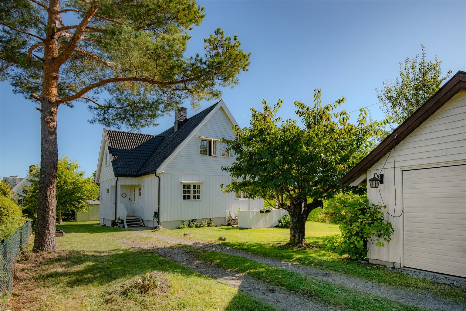 Velkommen til Munkerudveien 10 og denne klassiske eneboligen med moderniseringsbehov på Nordstrand. Foto: Lars Gartå