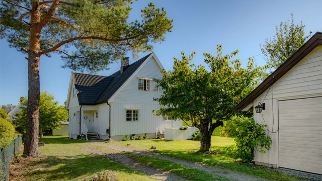 Velkommen til Munkerudveien 10 og denne klassiske eneboligen med moderniseringsbehov på Nordstrand. Foto: Lars Gartå