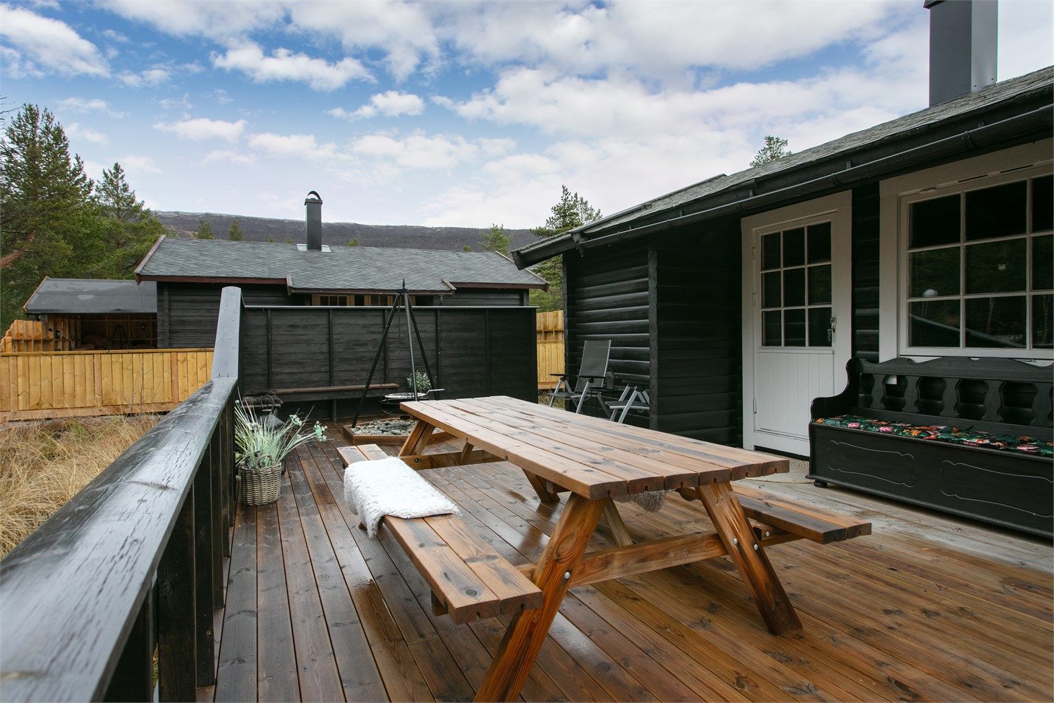 Nyere tilbygget markterrasse med levegg på ca. 51 kvm