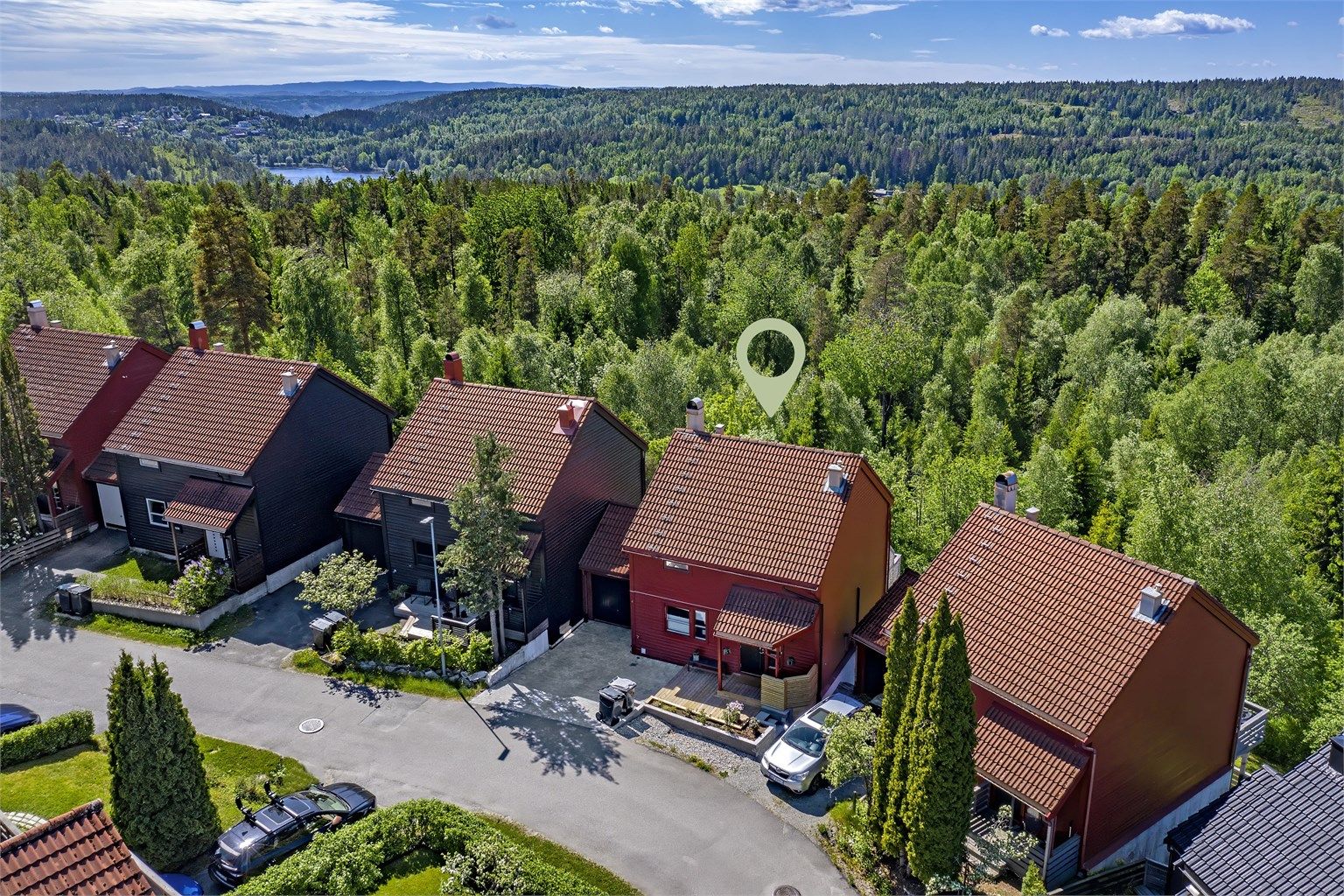 Sebastian Håbesland v/Krogsveen presenterer Flåtestadveien 76 - kjedet enebolig i et populært boområde - høyt og fritt beliggende med solrike uteplasser - foto: Oddphoto