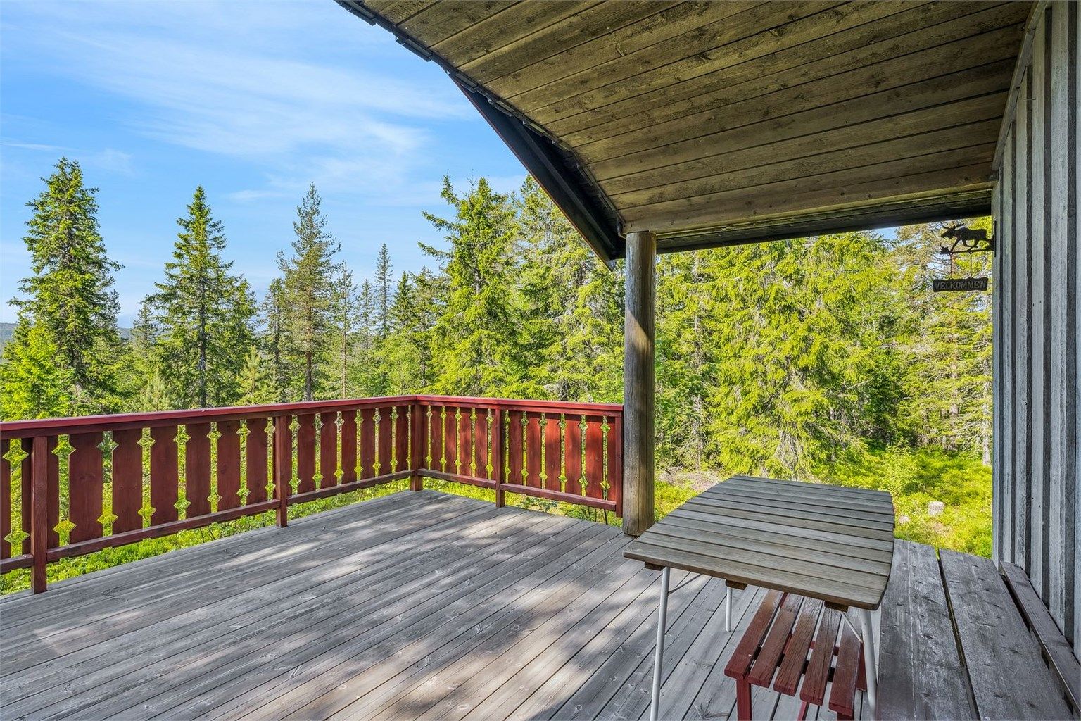 Hytten ligger i et område har flott natur med turmuligheter til bla Høgfjell og Gyranfisen, samt mange nærliggende topper for kortere turer.