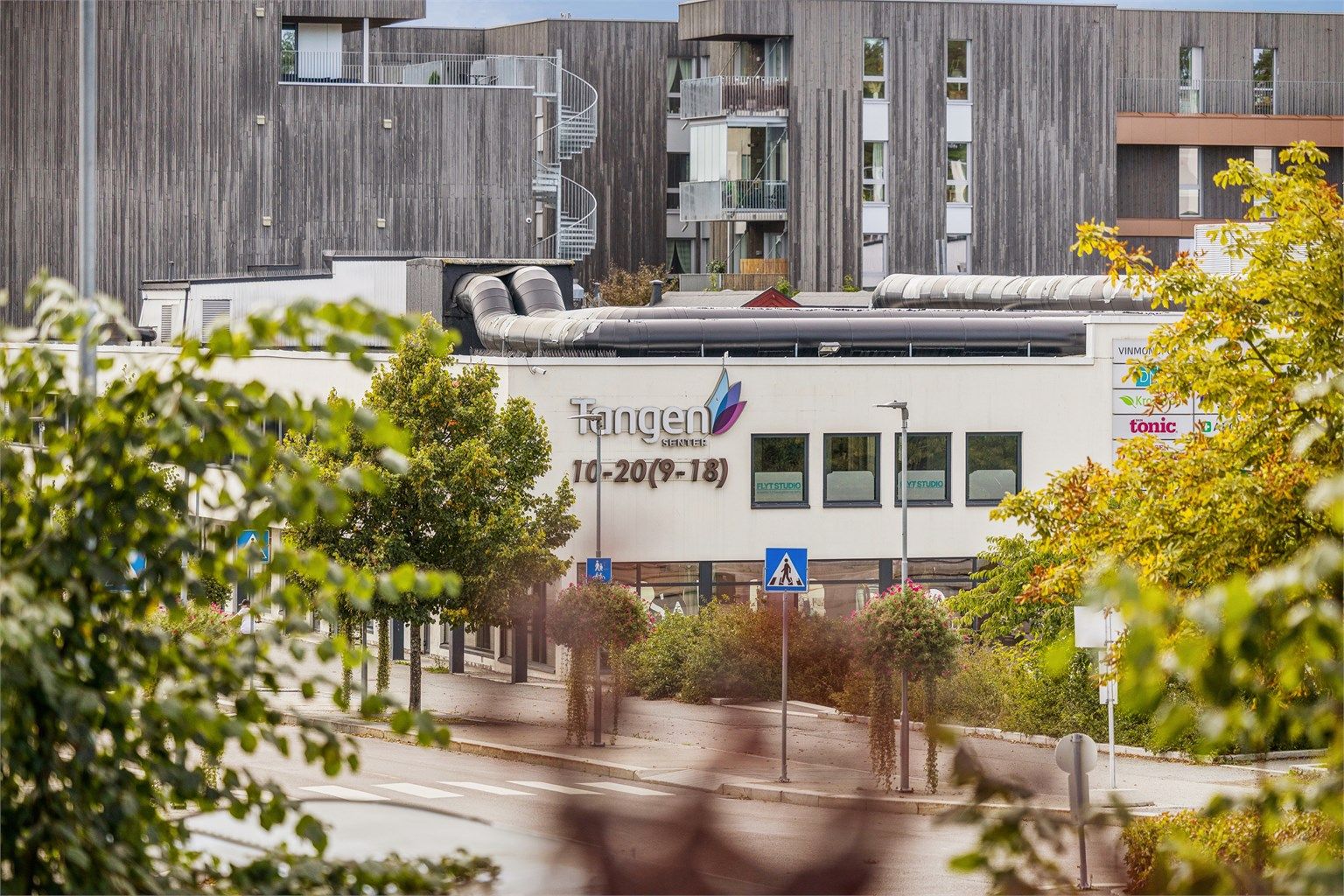 Fra balkongen har du hyggelig utsyn mot Tangen senter – perfekt for å følge livet og stemningen i nærområdet.