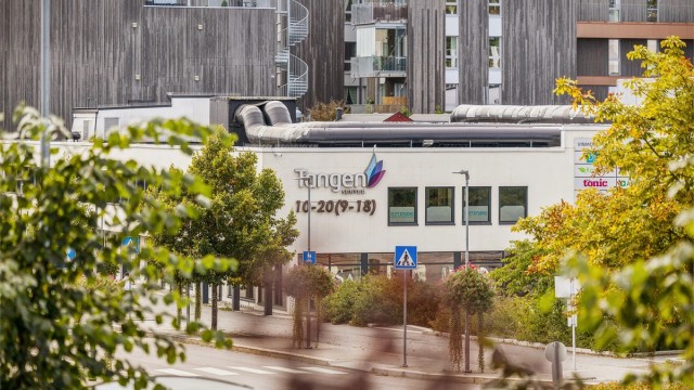 Fra balkongen har du hyggelig utsyn mot Tangen senter – perfekt for å følge livet og stemningen i nærområdet.