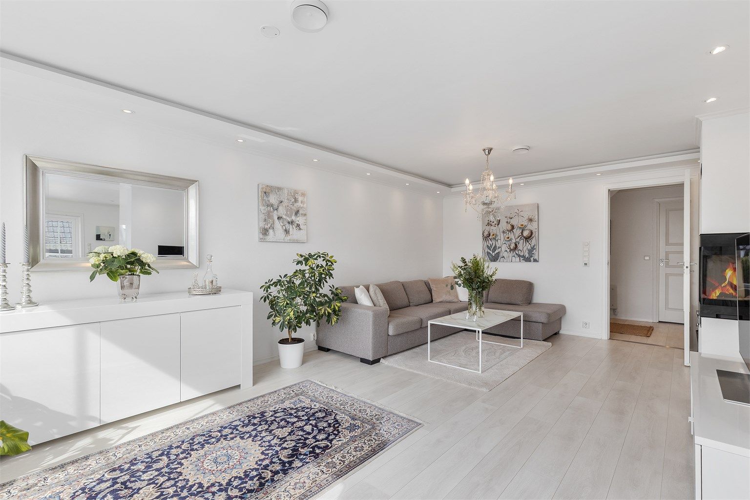 Boligens 1. etasje består av stue, kjøkken, 2 soverom, walk-in garderobe, entré, gang og bad.