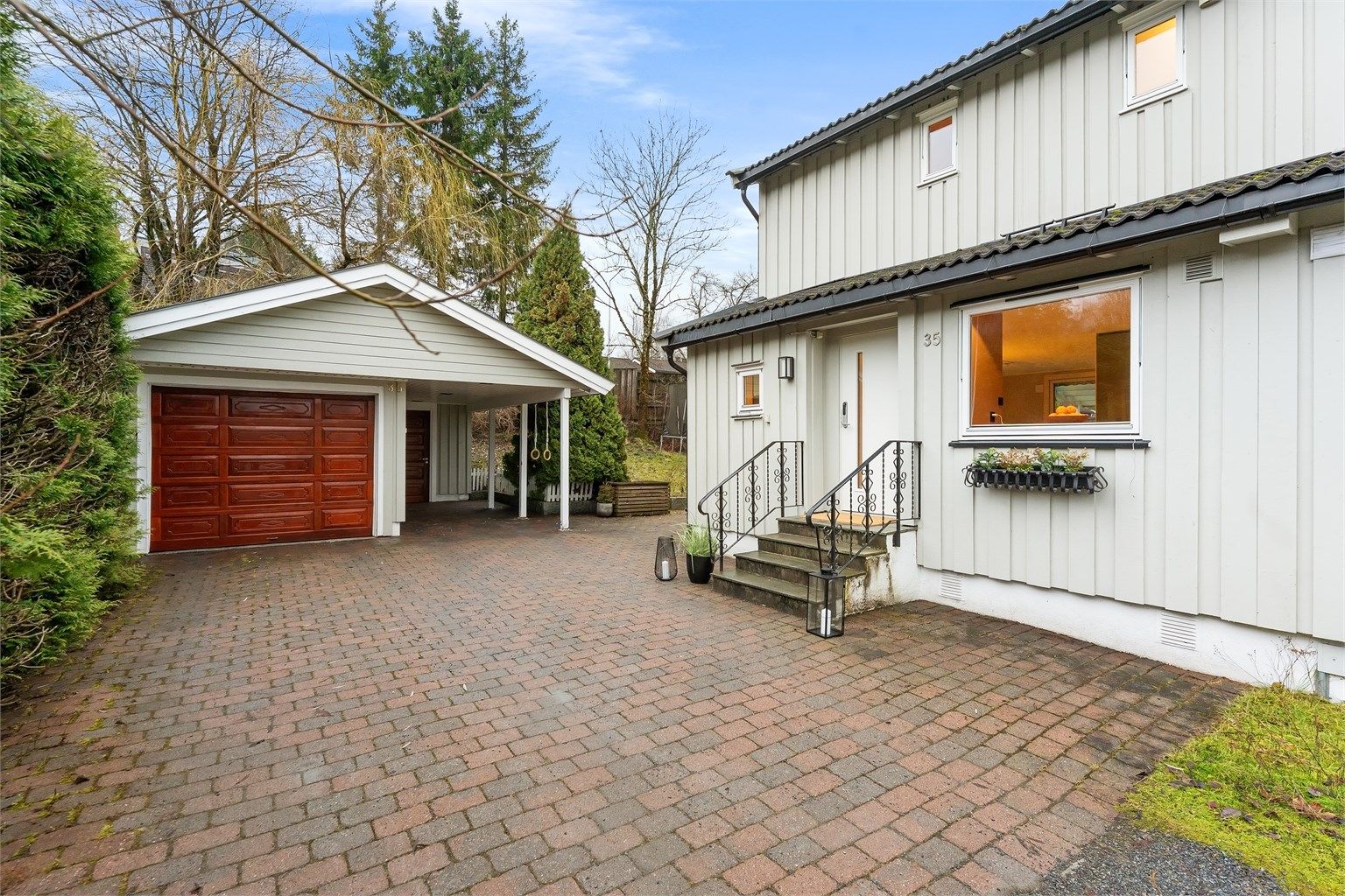 Beliggenheten er optimal for både store og små – med kort gangavstand til skole, barnehage, idrettsanlegg, kollektiv, Bærumsmarka og det sjarmerende handelsstedet Bærums Verk