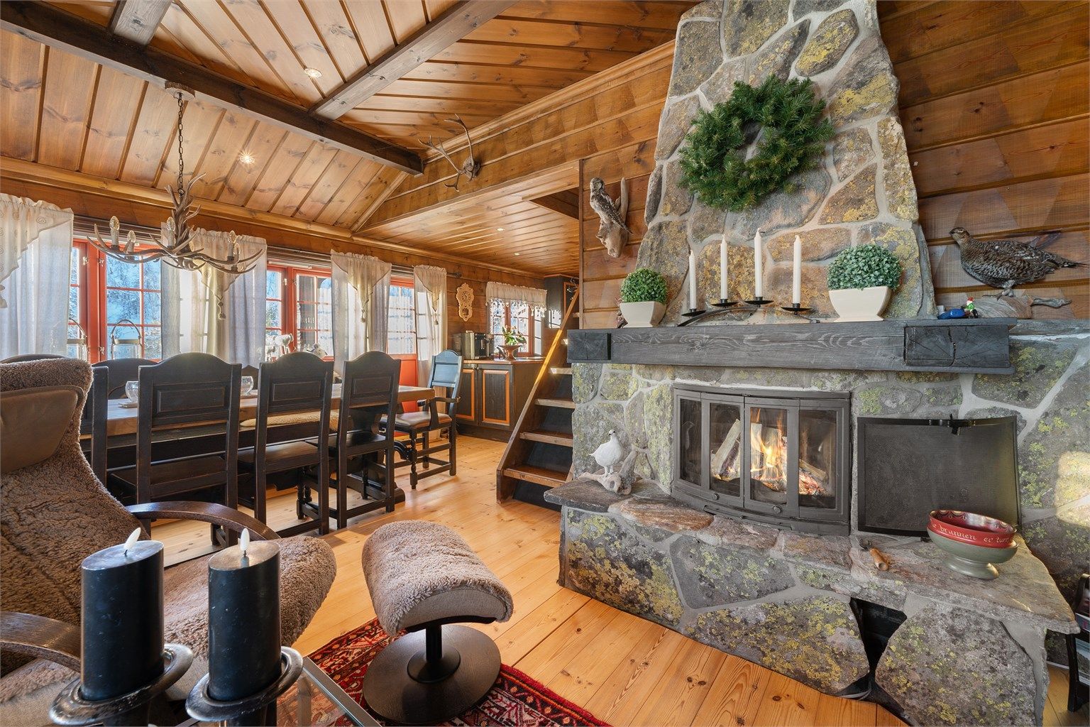 Stue med flott peisovn i naturstein.