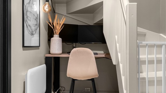 Under trappen i underetasjen er det tillaget en praktisk arbeidsplass.