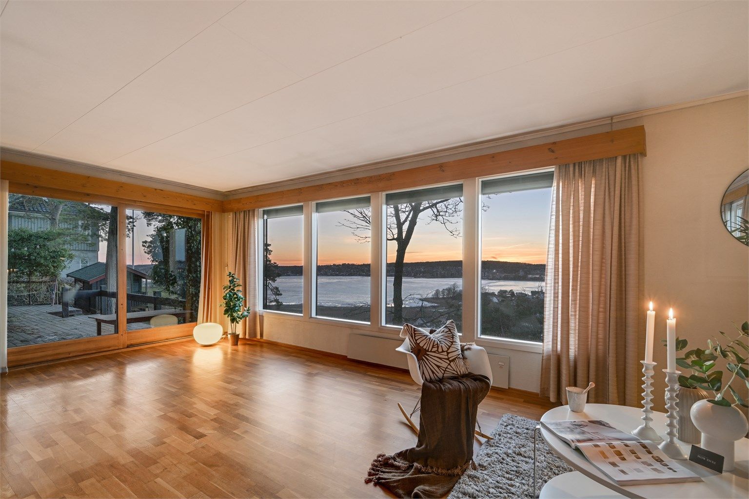 Åpent og lyst oppholdsrom der utsikten får spille hovedrollen
