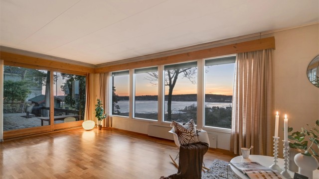 Åpent og lyst oppholdsrom der utsikten får spille hovedrollen