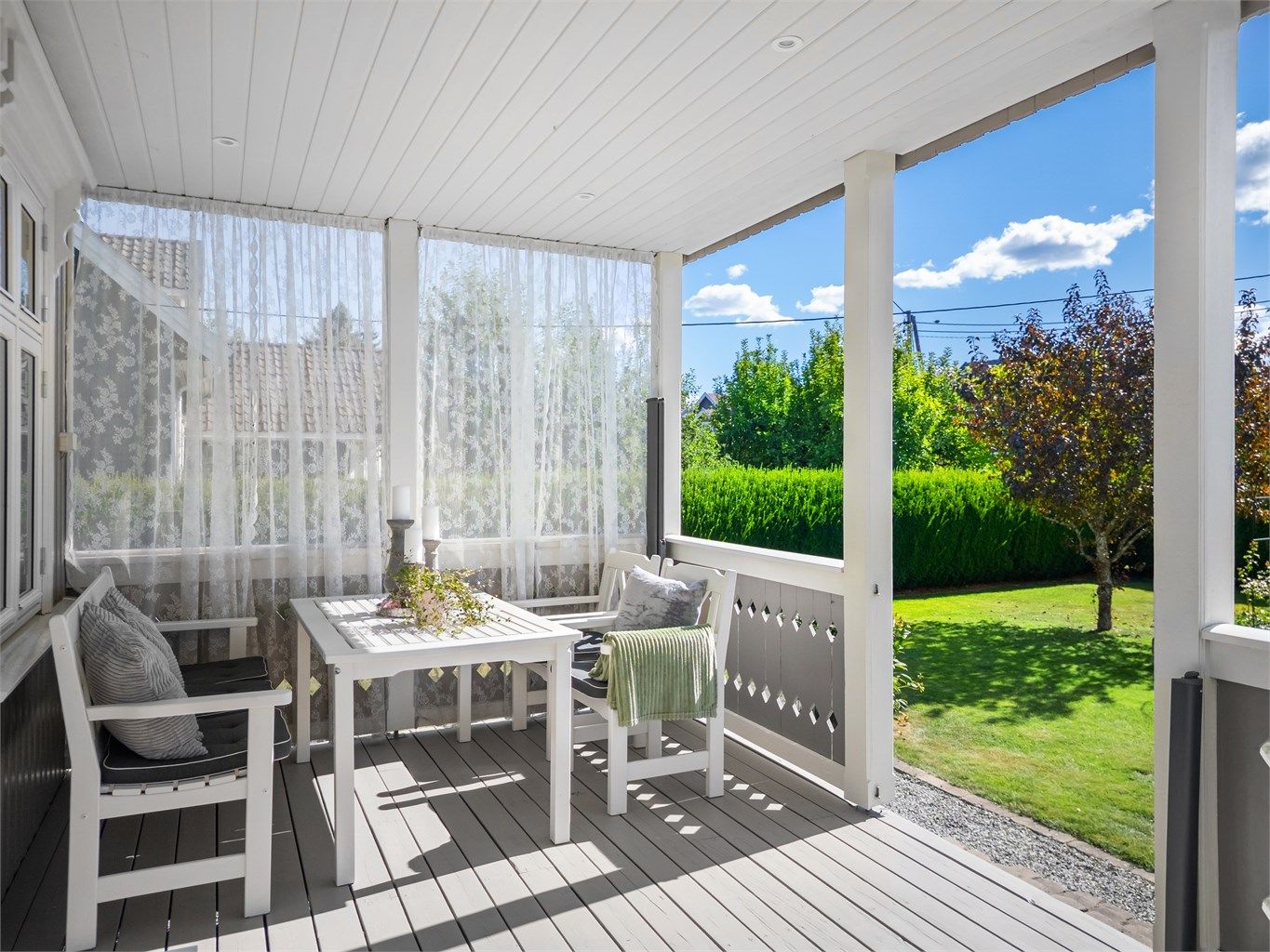 Overbygget terrasse har downlights i himlingen