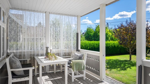 Overbygget terrasse har downlights i himlingen