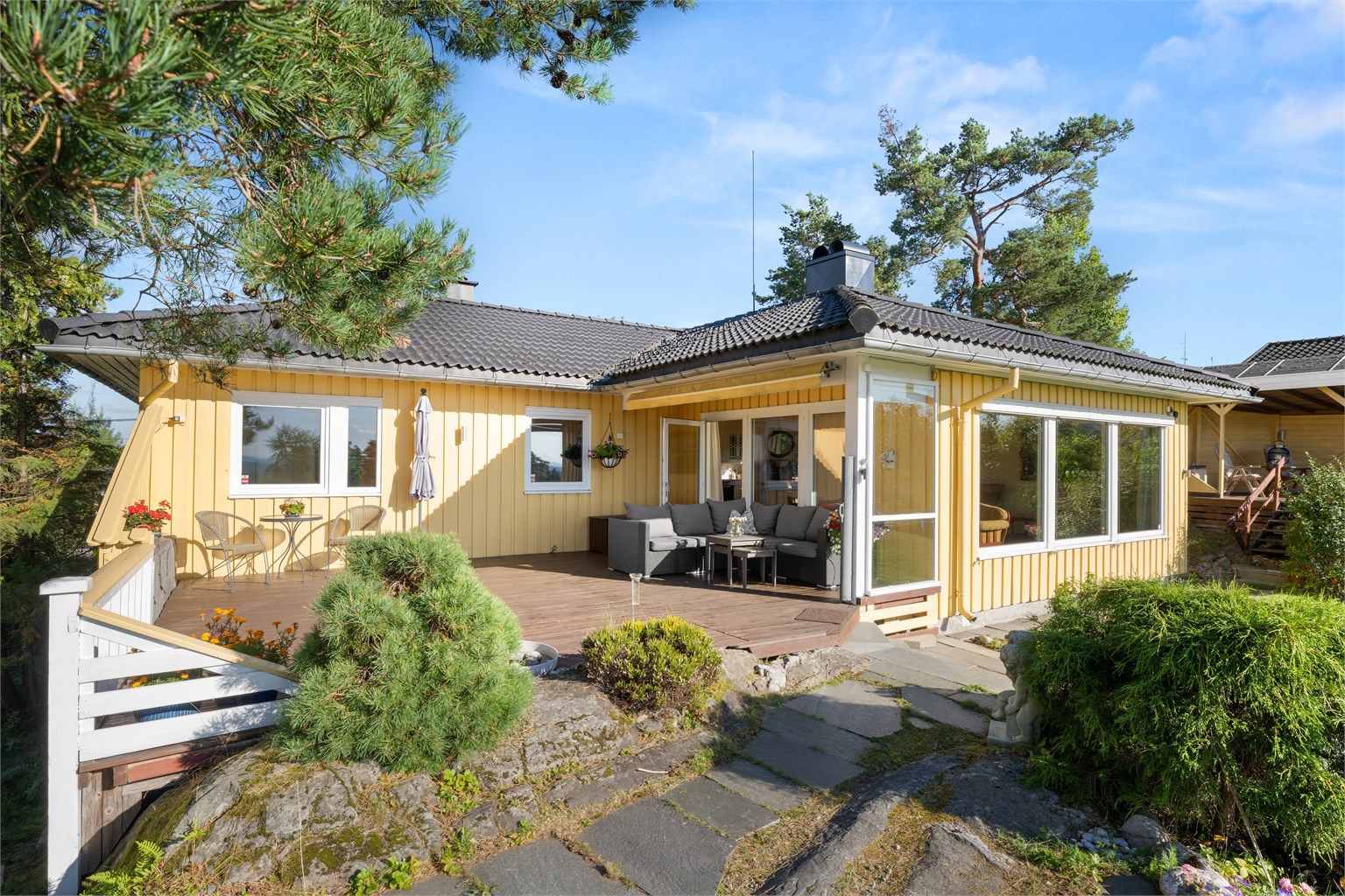 Terrasse er utstyrt med elektrisk markise, uttrekkbar levegg og utestikk.