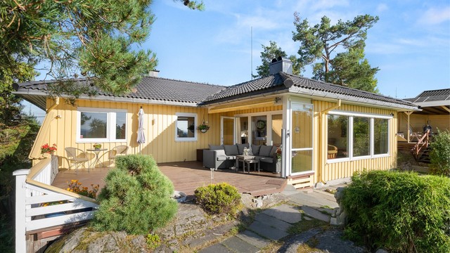 Terrasse er utstyrt med elektrisk markise, uttrekkbar levegg og utestikk.