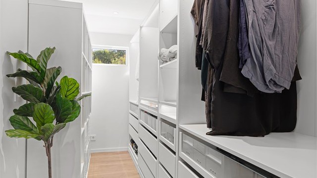 Omkledningsrom med rikelig garderobeplass (opprinnelig godkjent som loft).