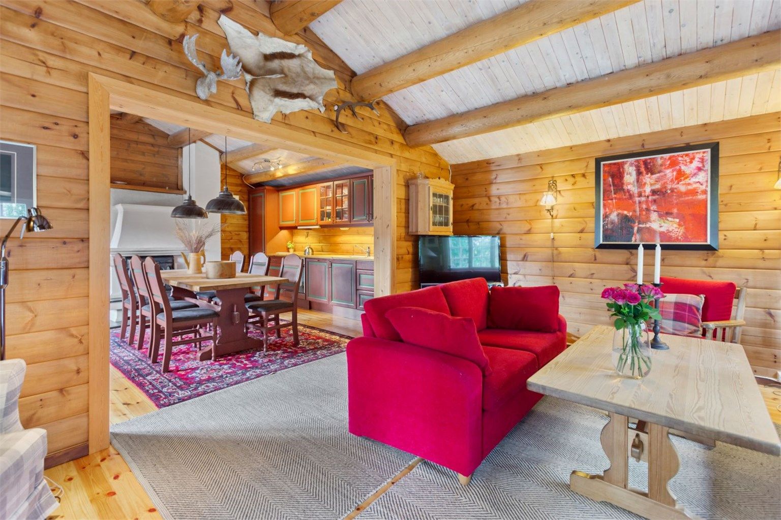 Fra stue i tilbygget del mot spisestue og kjøkken