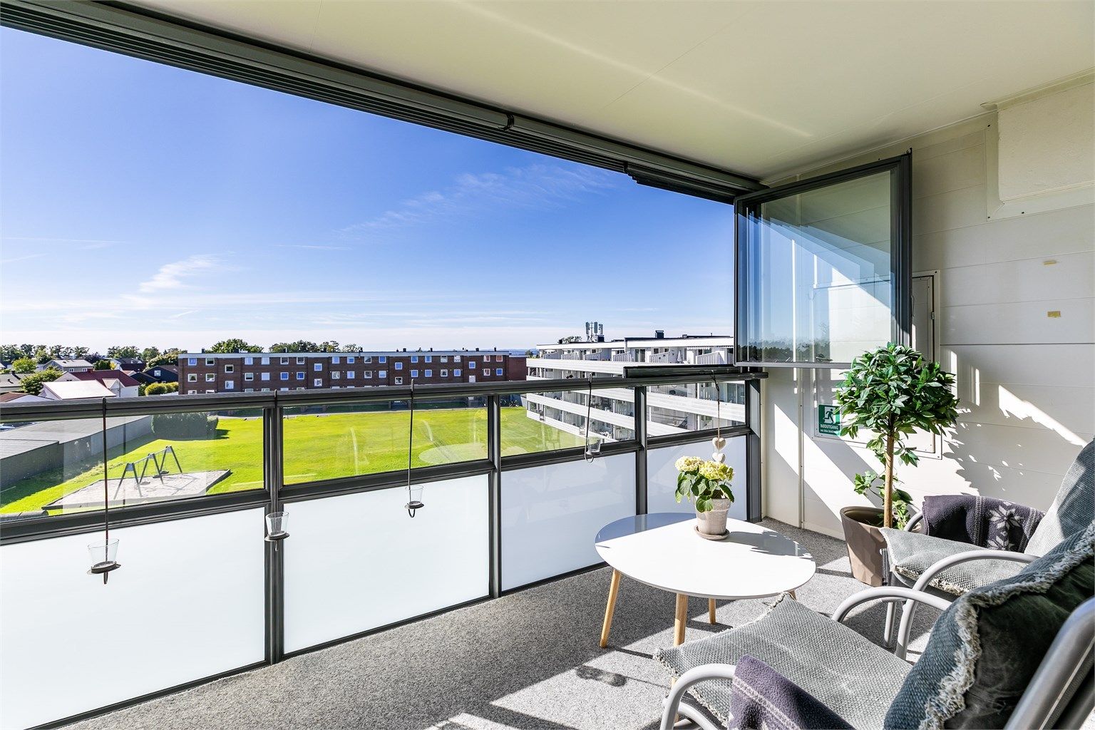 Verandaen ble i 2016 renovert og utstyrt med skjermende glass som utvider bruksmulighetene betydelig.
