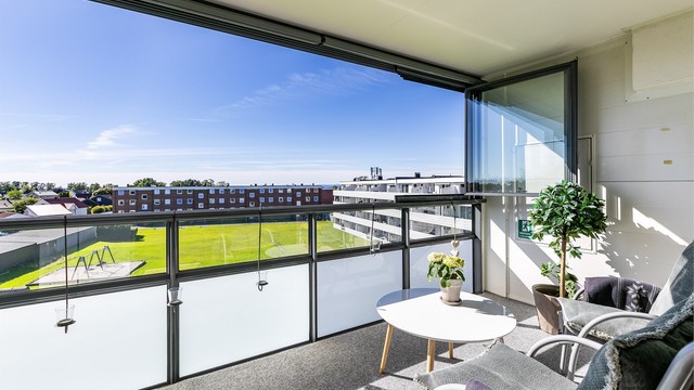 Verandaen ble i 2016 renovert og utstyrt med skjermende glass som utvider bruksmulighetene betydelig.