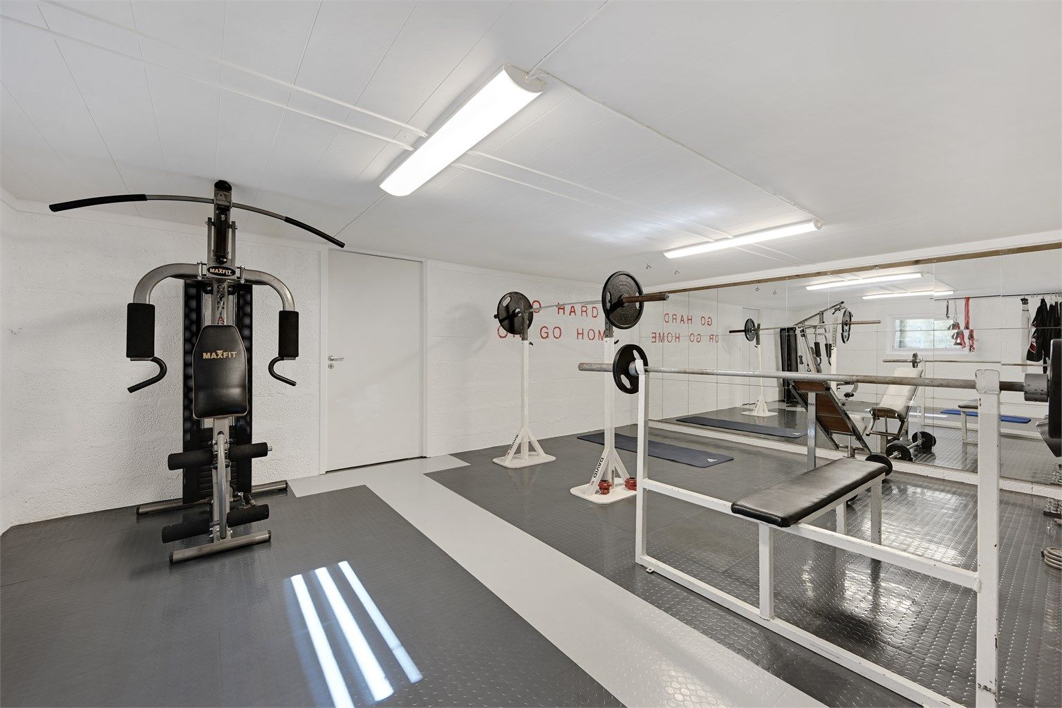 Treningsrommet har god plass til diverse apparater og utstyr. (Ikke godkjent til varig opphold).