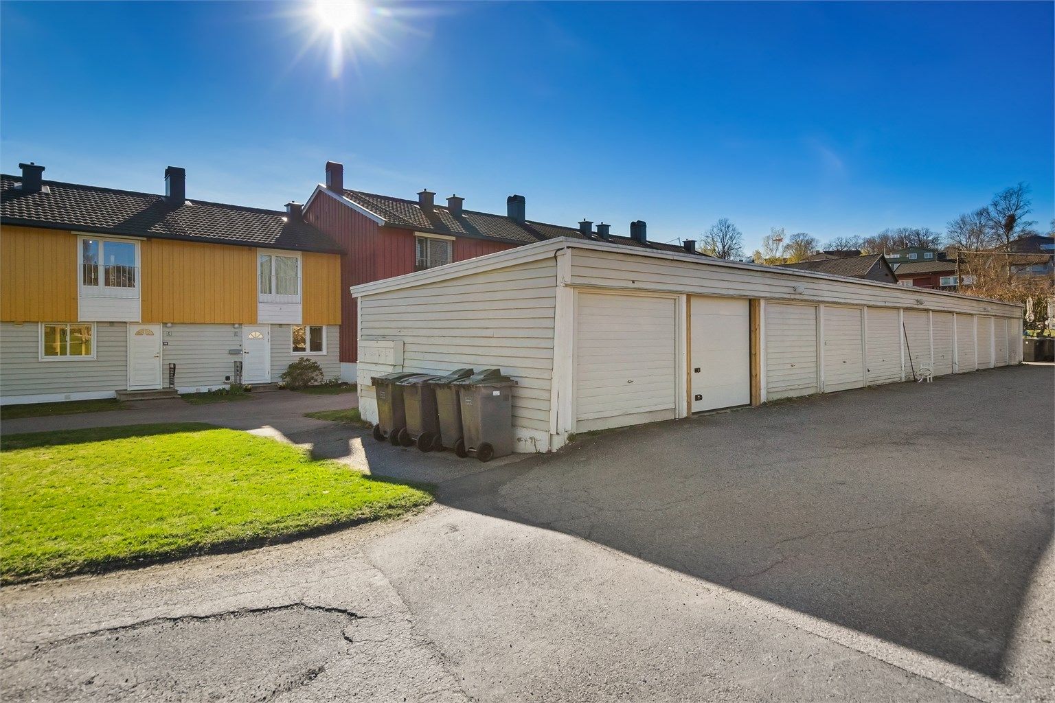 Det medfølger en egen garasjeplass i felles garasjerekke, med mulighet for å montere elbillader.