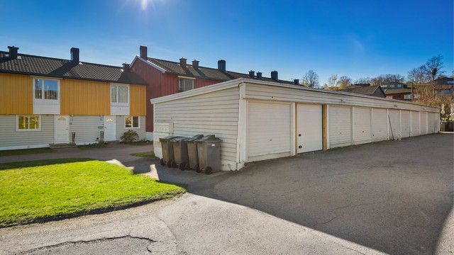 Det medfølger en egen garasjeplass i felles garasjerekke, med mulighet for å montere elbillader.