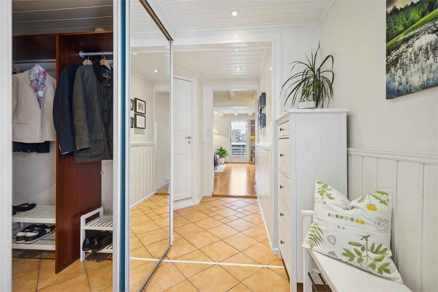 Velkommen inn! Boligen har en flislagt entré med gulvvarme. Fra entreen er det direkte adkomst til et praktisk garderoberom.