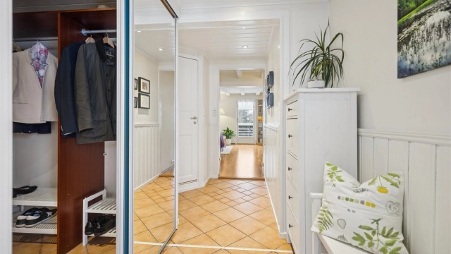 Velkommen inn! Boligen har en flislagt entré med gulvvarme. Fra entreen er det direkte adkomst til et praktisk garderoberom.