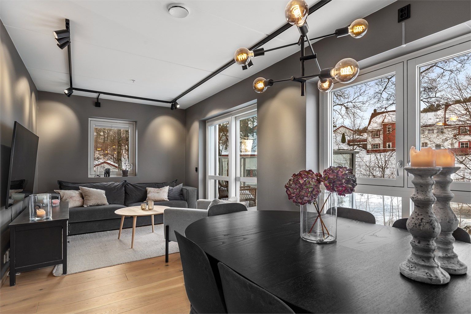 Leiligheten har en åpen og luftig løsning mellom kjøkken og stue