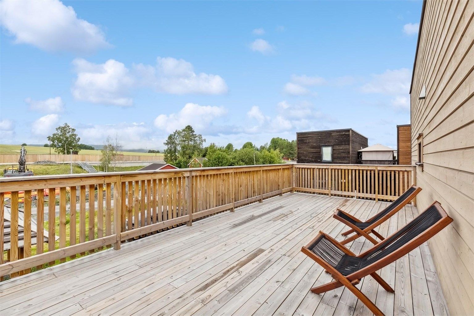 Den store takterrassen på 30 kvm er perfekt for hyggelige sammenkomster, med god plass til både sittegrupper og grill