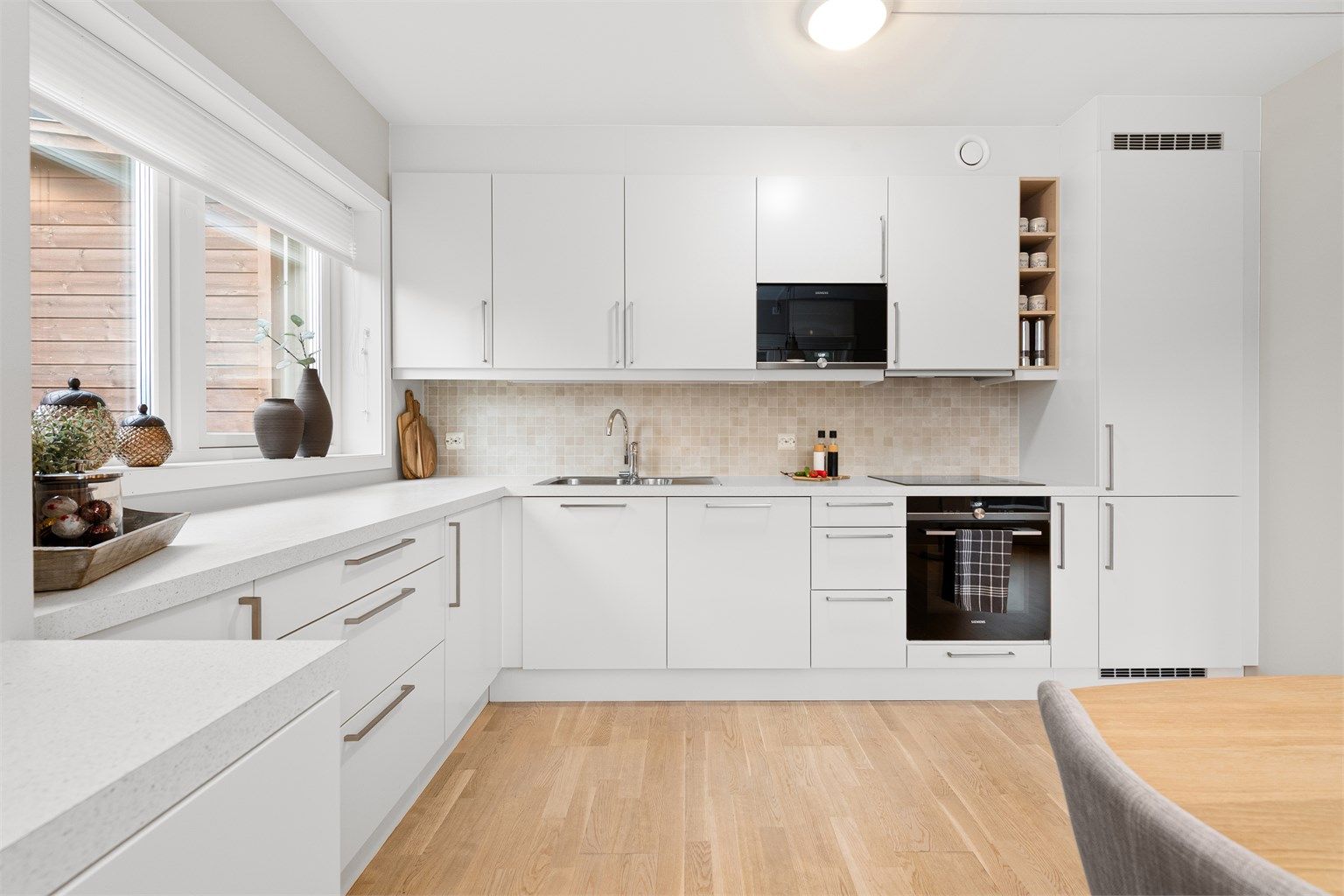 Moderne kjøkkeninnredning fra HTH med glatte fronter og laminert benkeplate