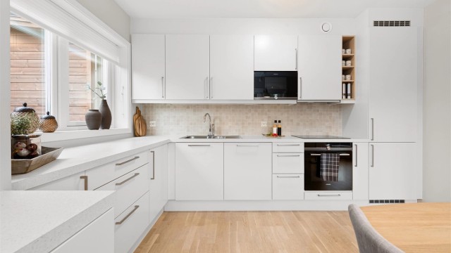 Moderne kjøkkeninnredning fra HTH med glatte fronter og laminert benkeplate