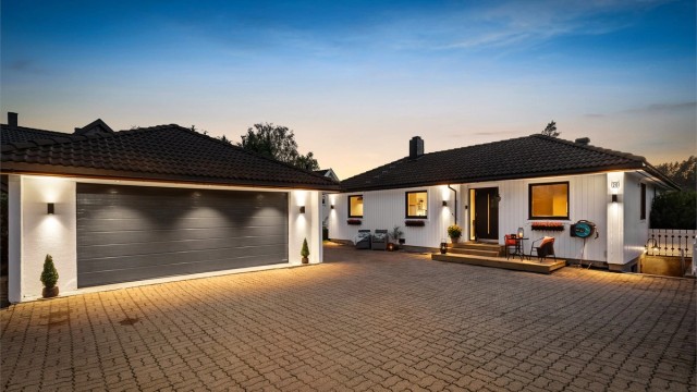 Velkommen til Bjørn Lies vei 20 - en moderne enebolig over to etasjer med gjennomført god standard.