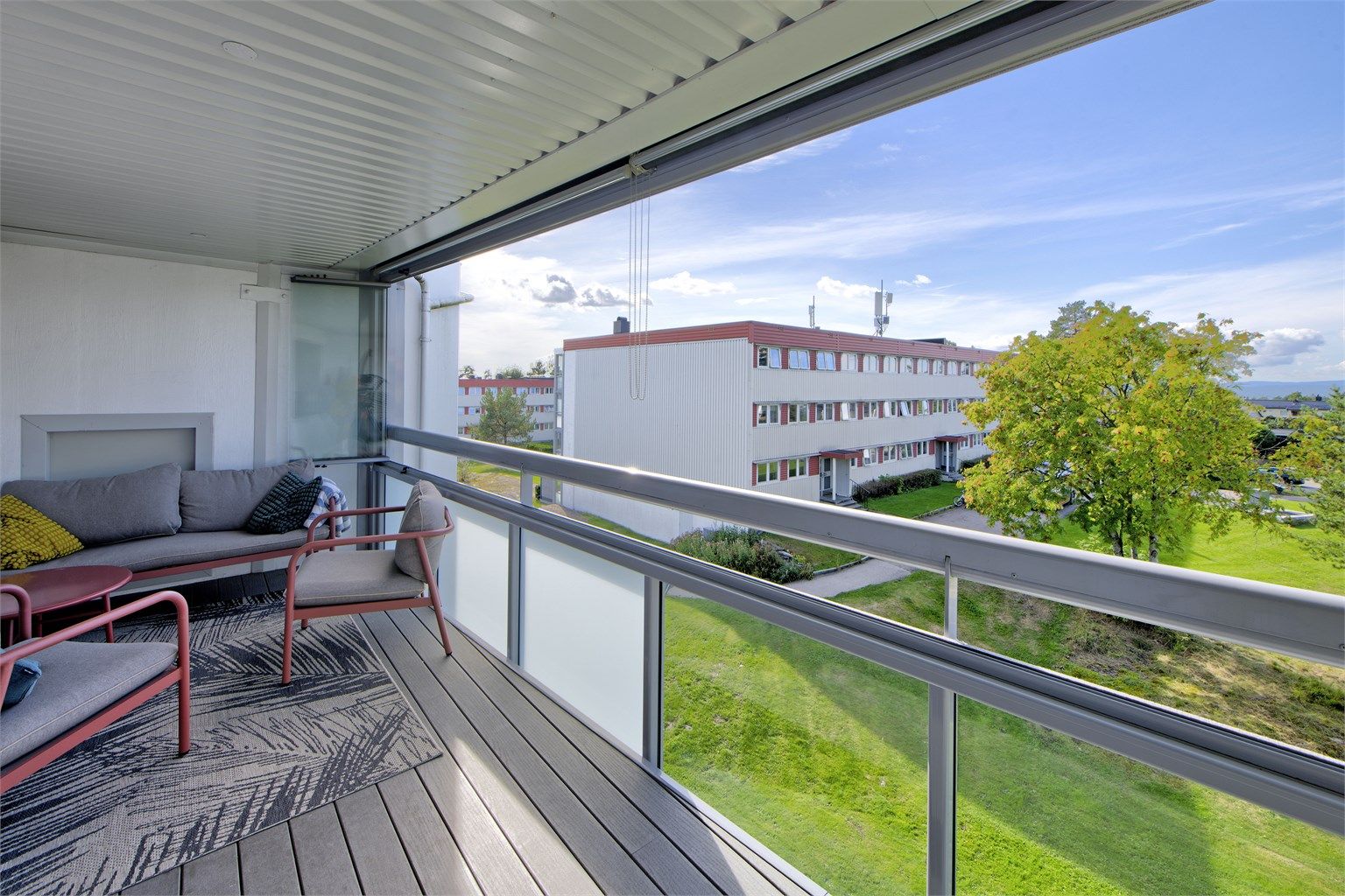 Innglasset balkong - solrik balkong på 16 kvm - sol til sent på kveld