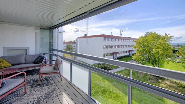 Innglasset balkong - solrik balkong på 16 kvm - sol til sent på kveld