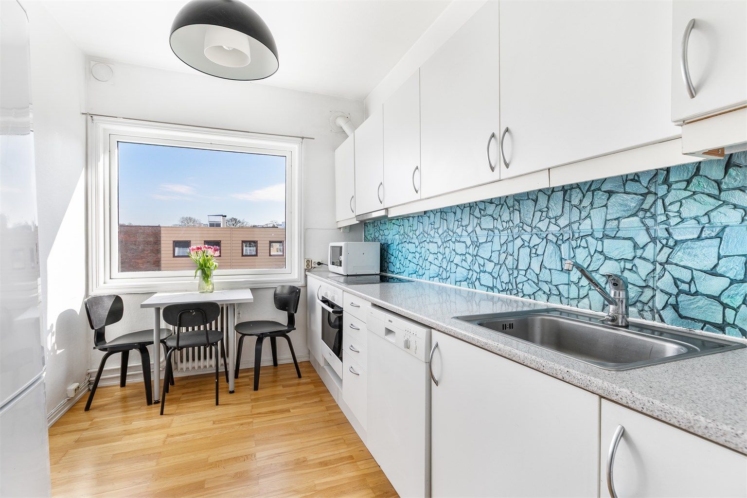 Kjøkkeninnredningen er fra 2006. Fliser er i senere år montert mellom benken og overskapene.