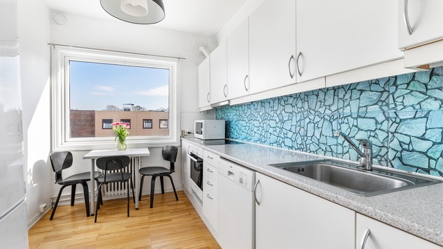 Kjøkkeninnredningen er fra 2006. Fliser er i senere år montert mellom benken og overskapene.