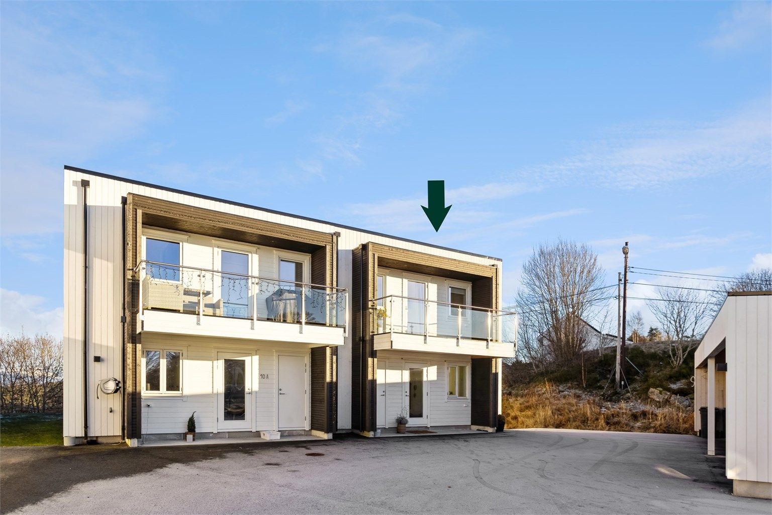 Flott arkitektonisk bygg oppført i 2020 med asfaltert innkjørsel. Medfølger også carport like utenfor med plass til to biler. 