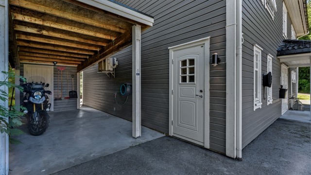 Carporten har lader for elbil og direkte inngang til boden.