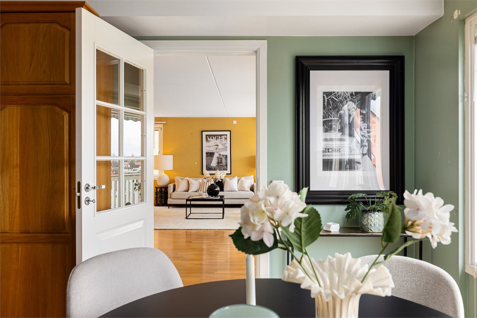 Begge dørene til kjøkkenet har glassfelt