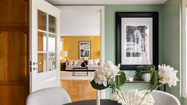 Begge dørene til kjøkkenet har glassfelt