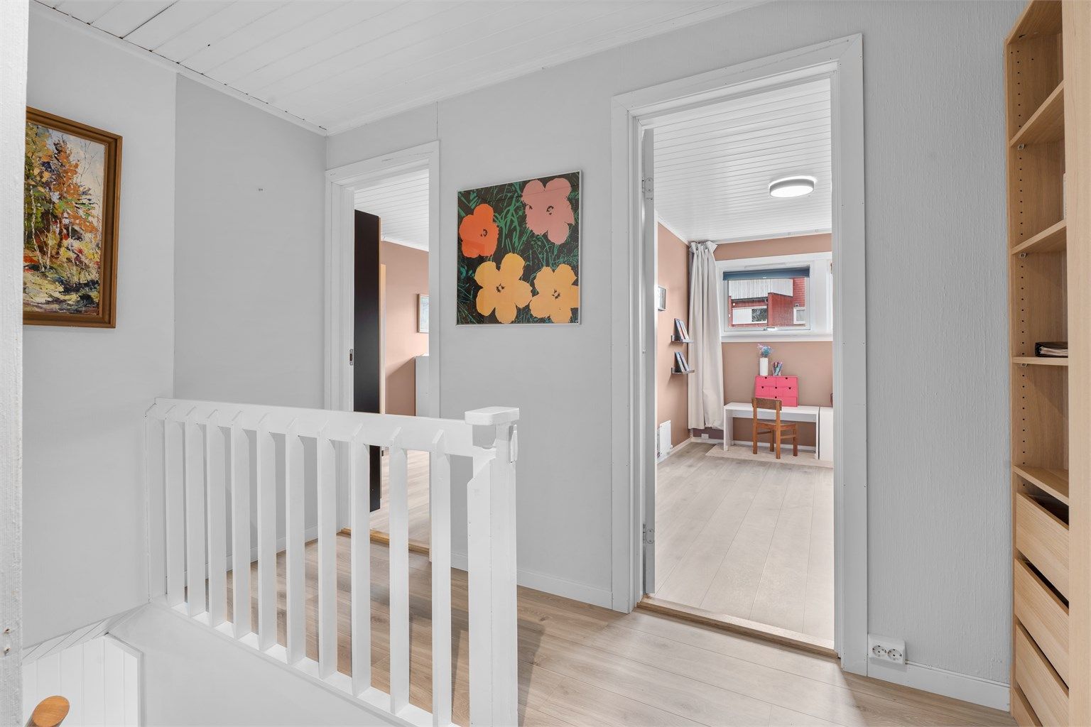 Luftig gang med plass til skap for lagring - (skap medfølger ikke).