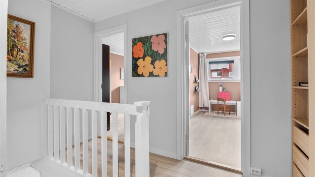 Luftig gang med plass til skap for lagring - (skap medfølger ikke).