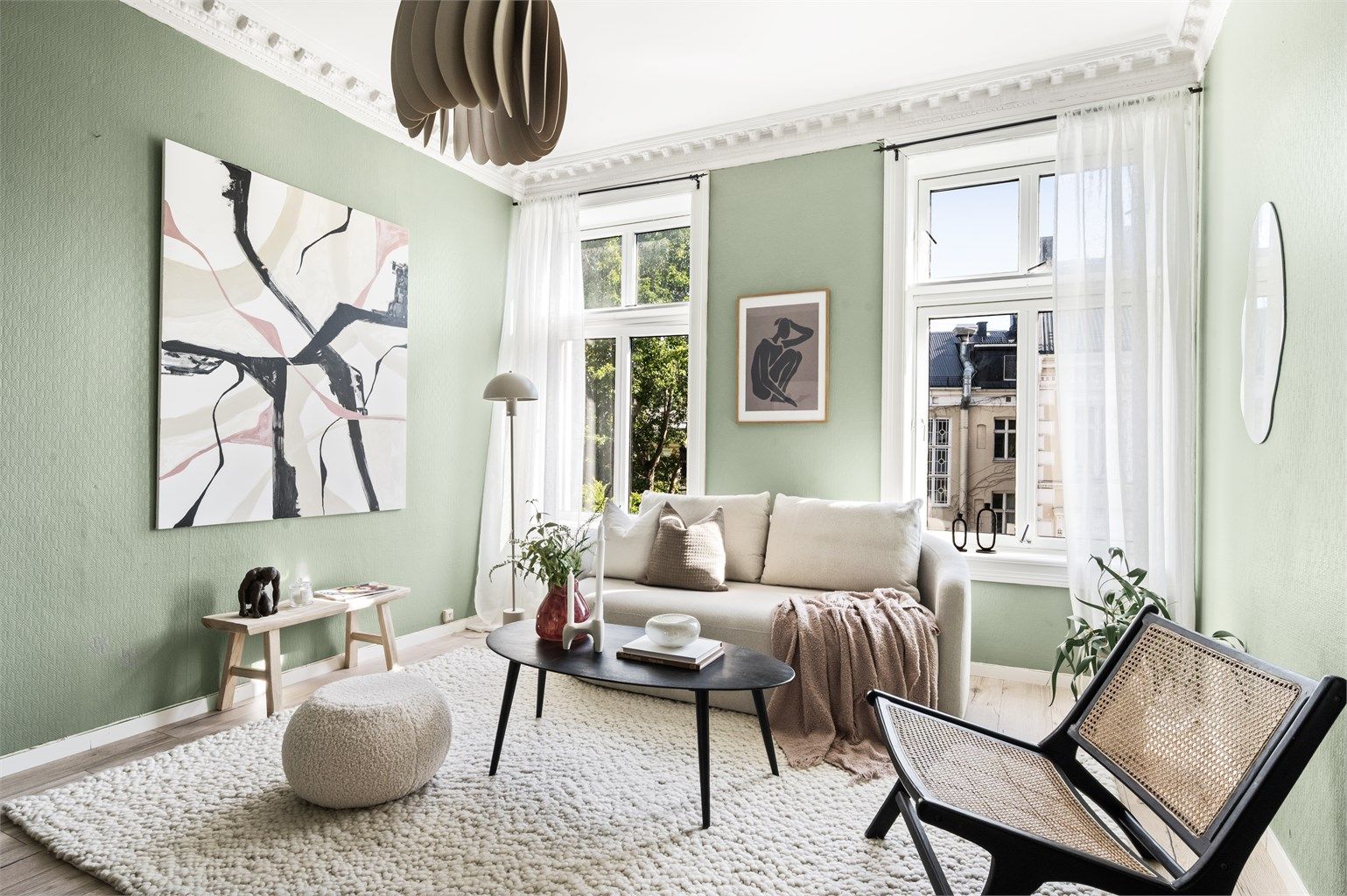 Åpen og stor stue med klassiske detaljer som flott stukkatur og rosett. Store vindusflater som gir fine, naturlige lysforhold.