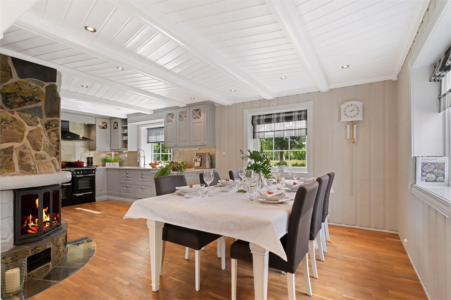 Parkett på gulvet, malte og tapetserte veggflater samt malt panel i himlingen med downlights kompletterer helhetsinntrykket.