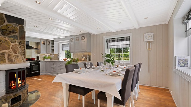 Parkett på gulvet, malte og tapetserte veggflater samt malt panel i himlingen med downlights kompletterer helhetsinntrykket.